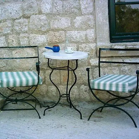 Haus Lemoni - *